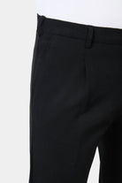 ligne toofashion 
 coupe fuselée à pince 
 maille stretch pour un maximum de confort 
 hausse de ceinture sartoriale 
 fermeture éclair 
 poches italiennes à l’avant 
 poches...