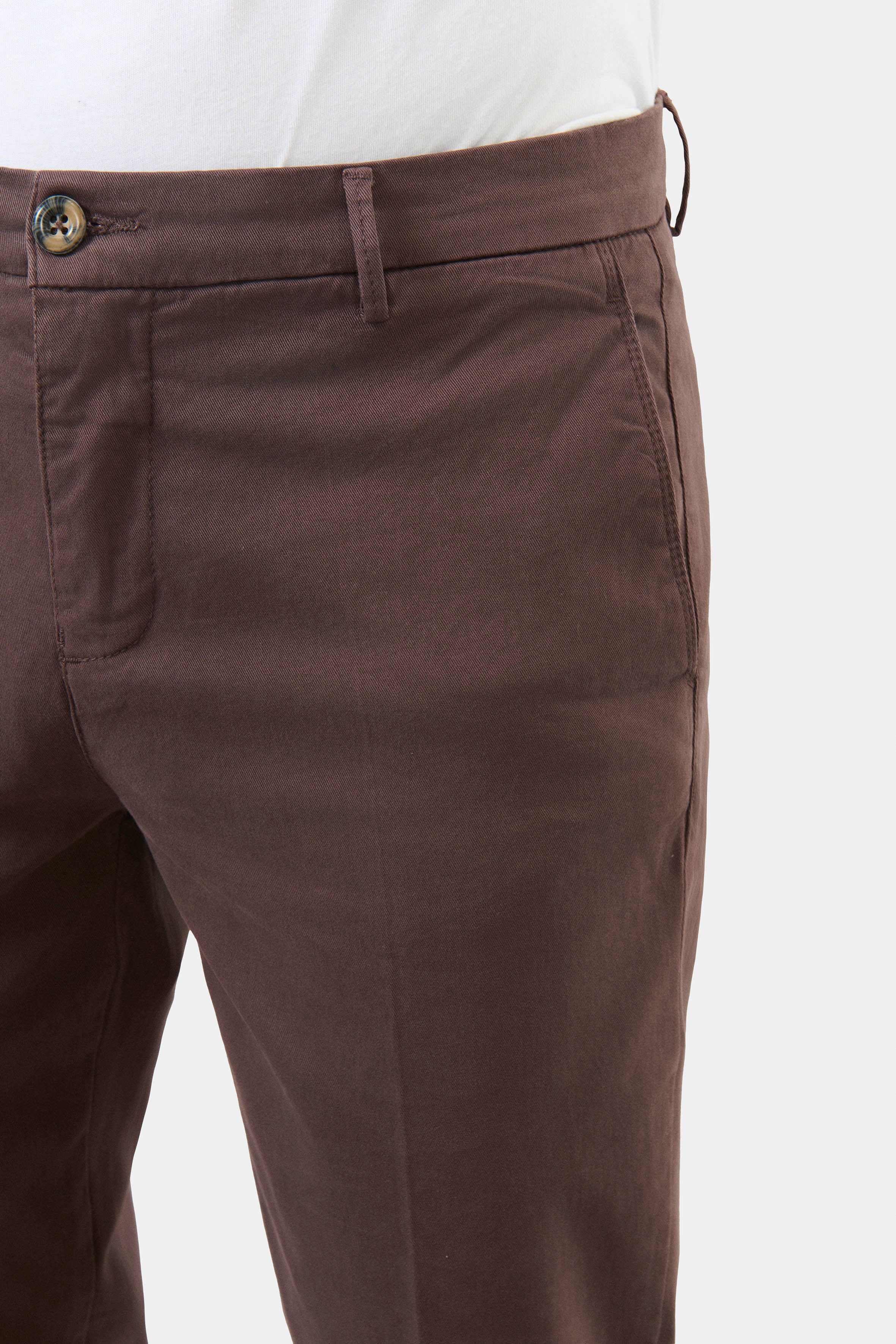 ligne jerem black 
 coupe droite et légèrement ajustée 
 piqué stretch bicolore texturé 
 hausse de ceinture stretch 
 fermeture éclair 
 poches italiennes surpiquées à l’ava...