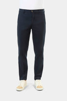 ligne jerem black 
 coupe droite et légèrement ajustée 
 piqué stretch bicolore texturé 
 hausse de ceinture stretch 
 fermeture éclair 
 poches italiennes surpiquées à l’ava...