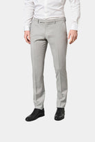 ligne toofashion 
 taille basse et ajustée pour un style moderne 
 le sergé de laine vierge finesse super 120’s à la finition ´ natural stretch ª assure un tombé et un confor...