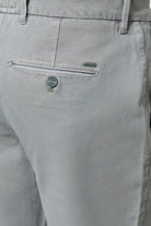 ligne jerem casual 
 coupe droite et légèrement ajustée à pince 
 sergé faux-uni de lin stretch mélangé 
 hausse de ceinture sartoriale stretch 
 pattes de serrage à boucle e...