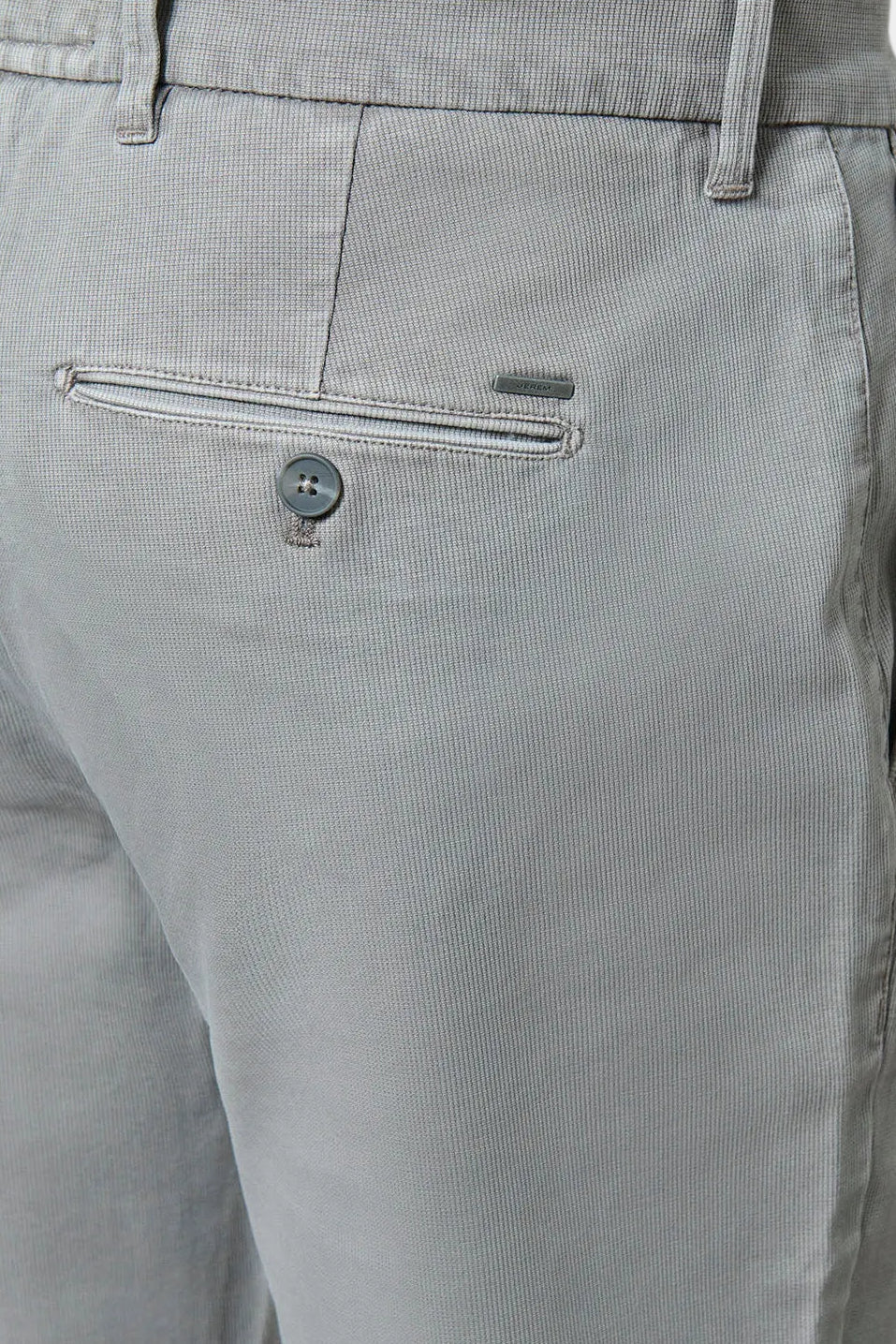 ligne jerem casual 
 coupe droite et légèrement ajustée à pince 
 sergé faux-uni de lin stretch mélangé 
 hausse de ceinture sartoriale stretch 
 pattes de serrage à boucle e...