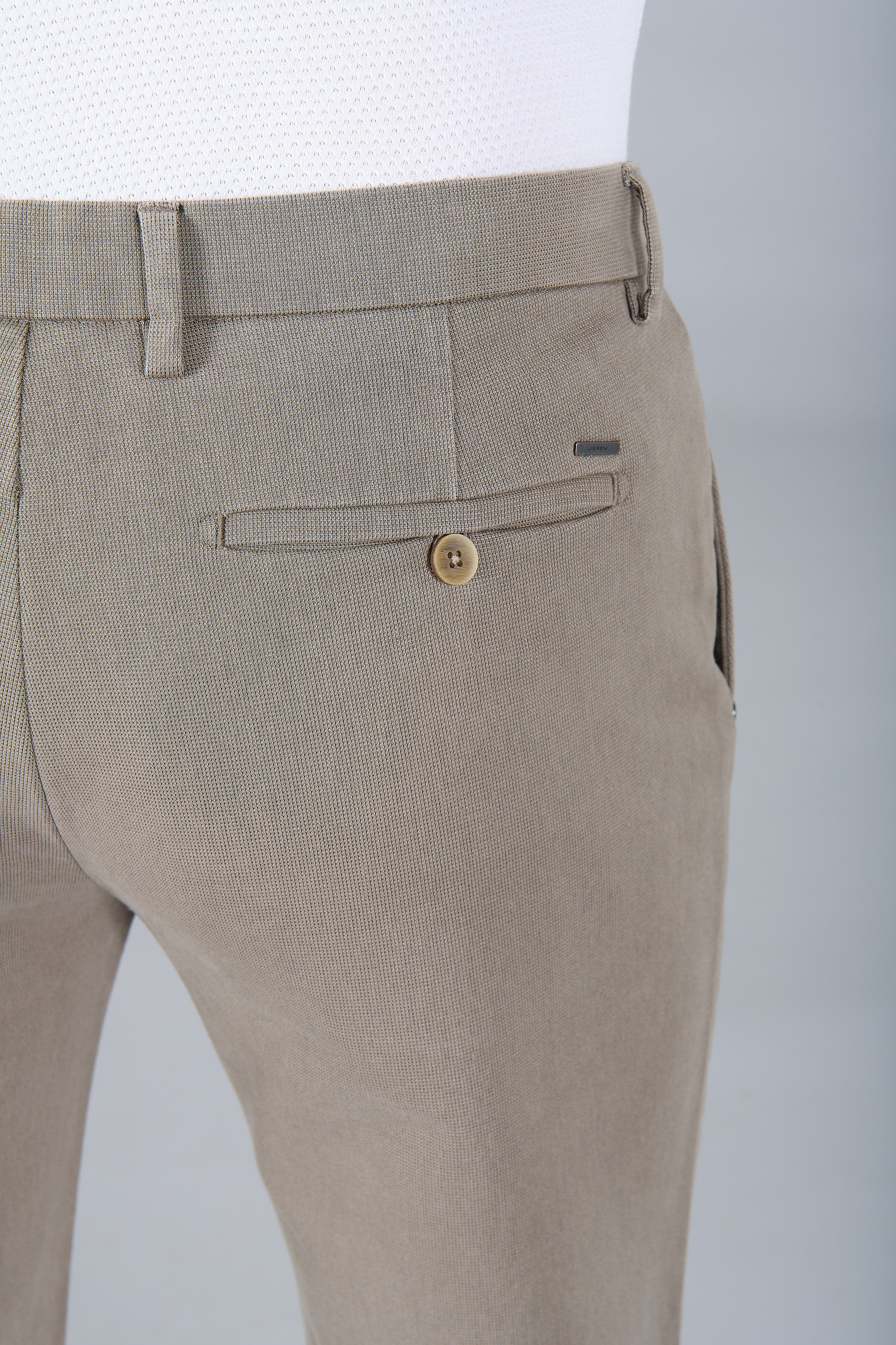 Pantalon minimaliste Jerem, coupe droite, poches italiennes vue 20