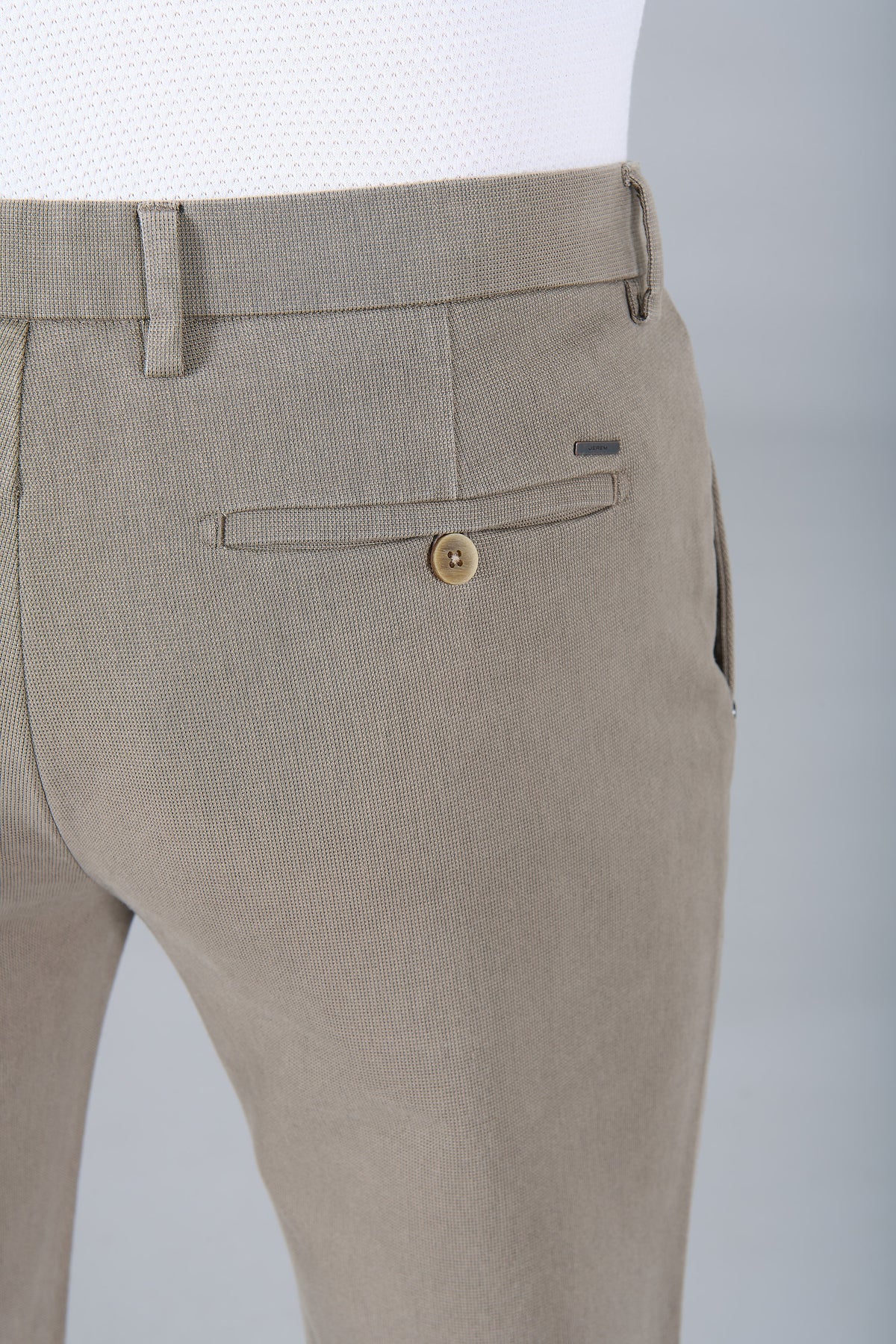 Pantalon minimaliste Jerem, coupe droite, poches italiennes vue 20
