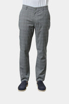 ligne jerem casual 
 coupe droite et légèrement ajustée 
 tissu stretch pour un maximum de confort 
 hausse de ceinture stretch 
 fermeture éclair 
 poches italiennes surpiqu...