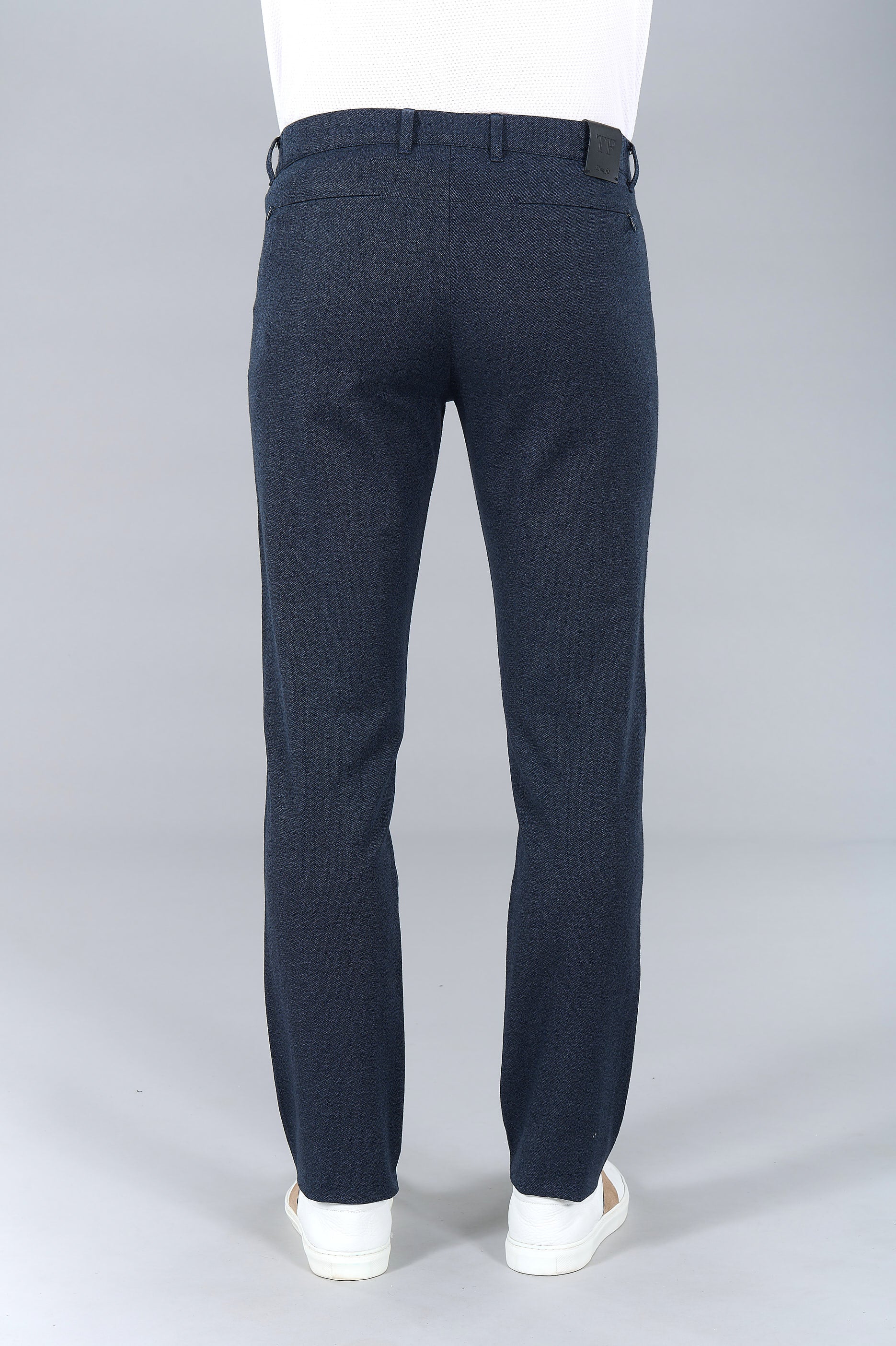 Pantalon élastiqué en sergé chiné de coton stretch Jerem, poches italiennes vue 9