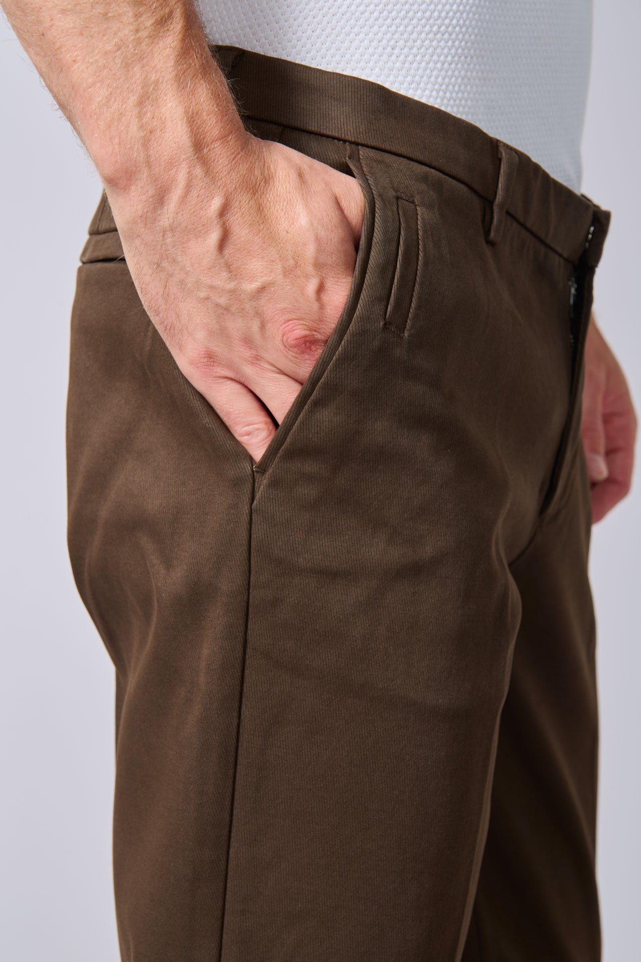 Tricotine de coton stretch — Pantalon ajusté Jerem, poches italiennes vue 11