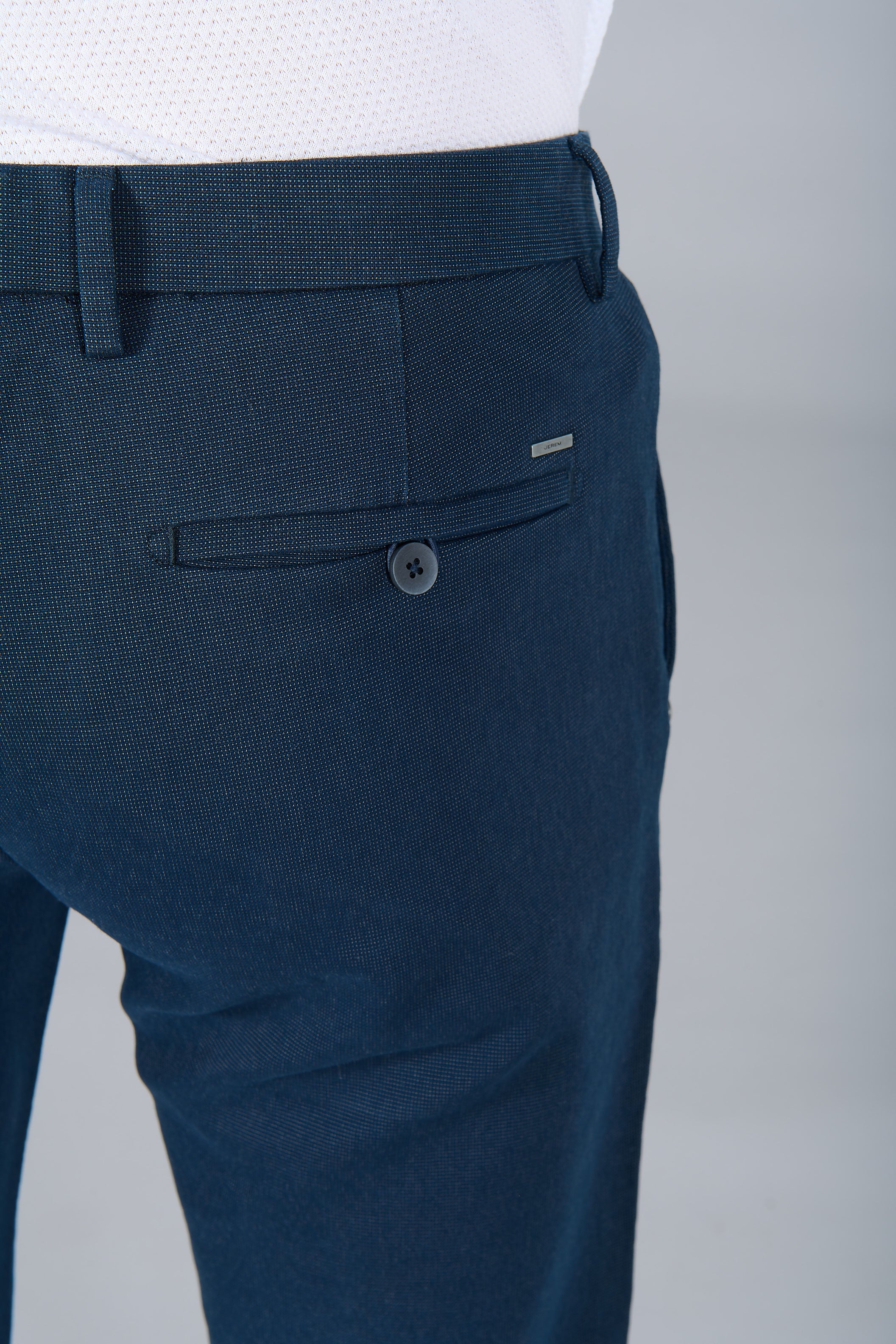 Tricotine stretch micro-motif — Pantalon minimaliste Jerem, poches italiennes, coupe droite
