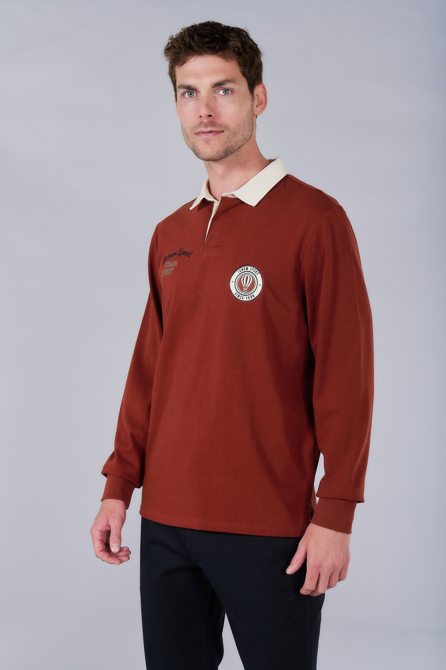 Polo rubby con escudo bordado de Jerem, cuello clásico vista 2