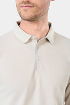 ligne jerem casual 
 col classique 
 fermeture à 3 boutons 
 ligne fine contrasté sur patte de boutonnage 
 manche longue 
 bas de manche en bord cùte 
 fente cùté contrasté