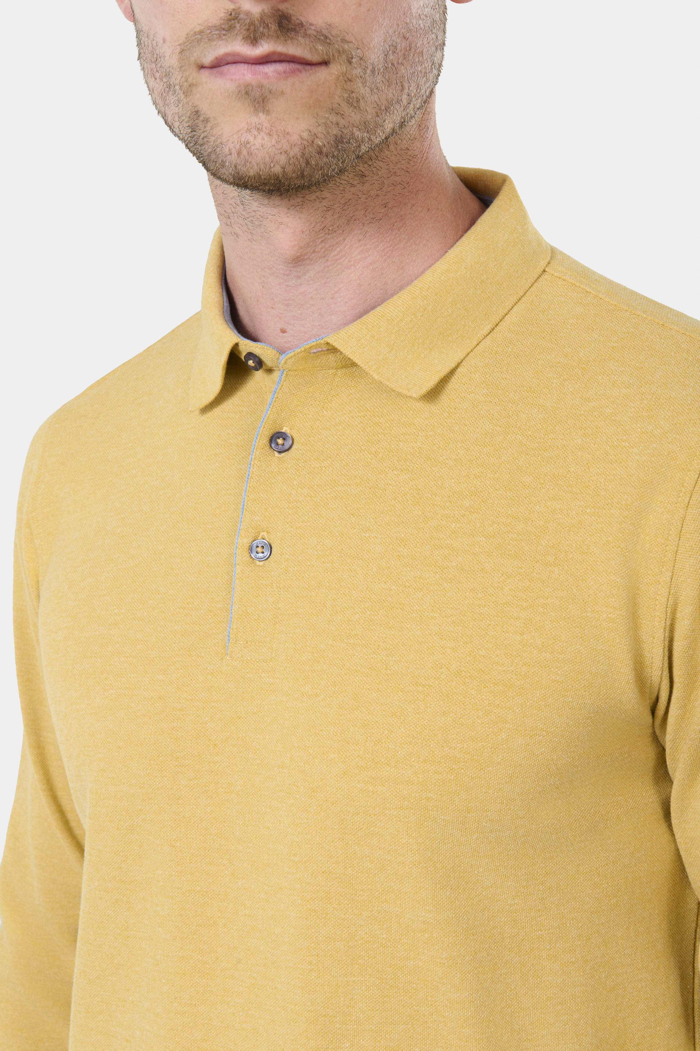 ligne jerem casual 
 col classique 
 fermeture à 3 boutons 
 ligne fine contrasté sur patte de boutonnage 
 manche longue 
 bas de manche en bord cùte 
 fente cùté contrasté