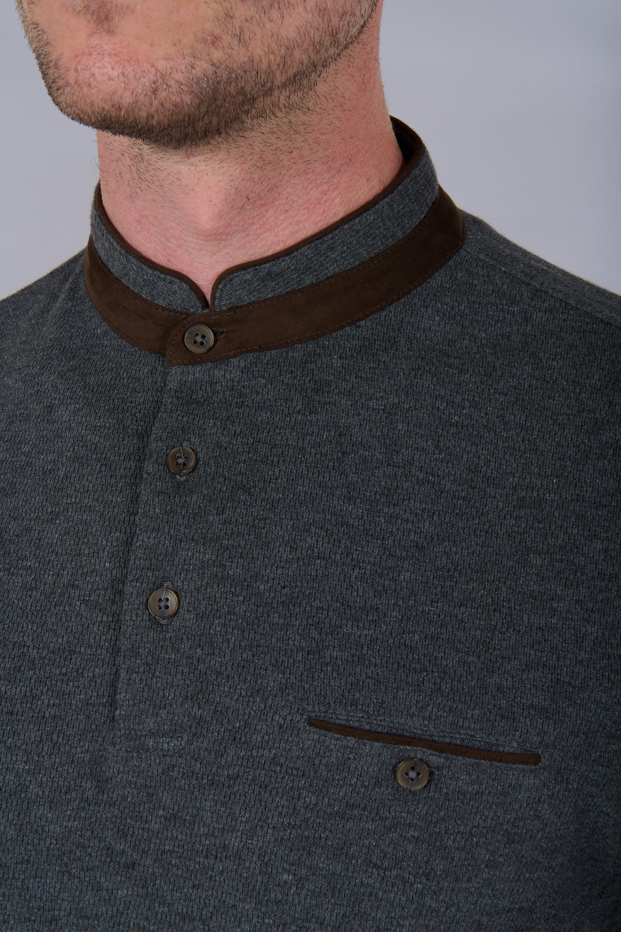 Polo cyran de cuello mao de Jerem, bolsillo de pecho vista 4