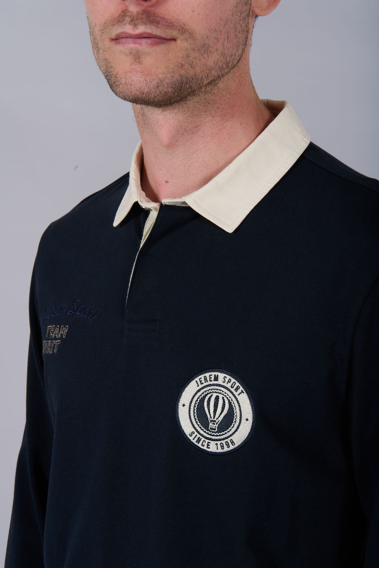 Polo rubby con escudo bordado de Jerem, cuello clásico vista 5