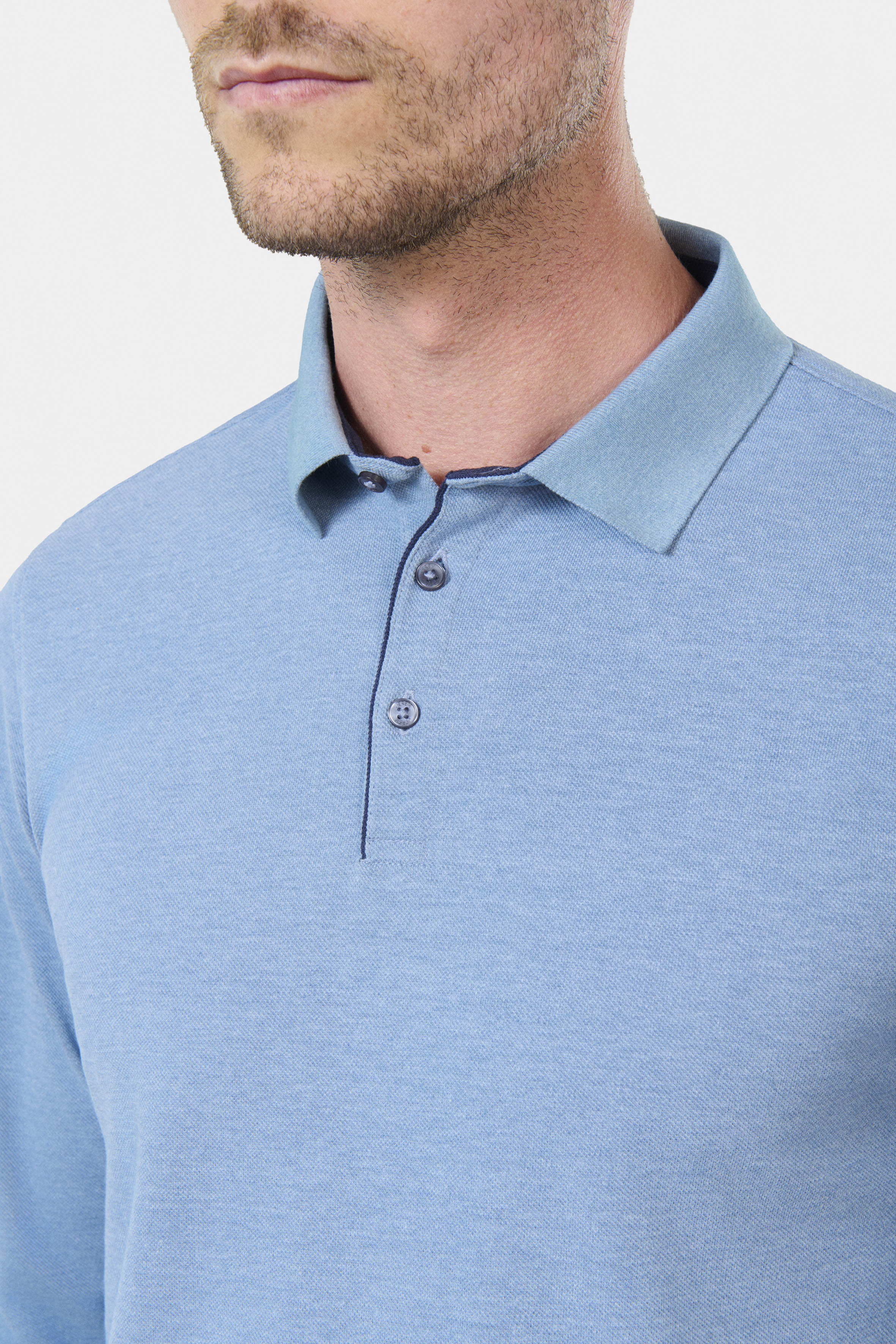 ligne jerem casual 
 col classique 
 fermeture à 3 boutons 
 ligne fine contrasté sur patte de boutonnage 
 manche longue 
 bas de manche en bord cùte 
 fente cùté contrasté