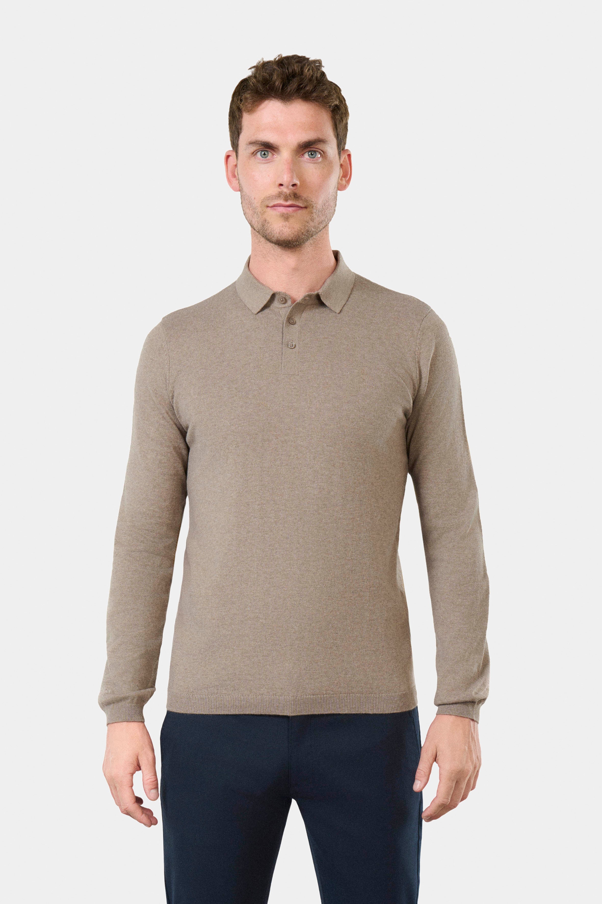 ligne jerem casual 
 coupe droite pour une silhouette élancée 
 maille jersey 288g/m² 
 col polo 
 fermeture à 3 boutons siglé toofashion 
 manches longues 
 bas du vêtement ...