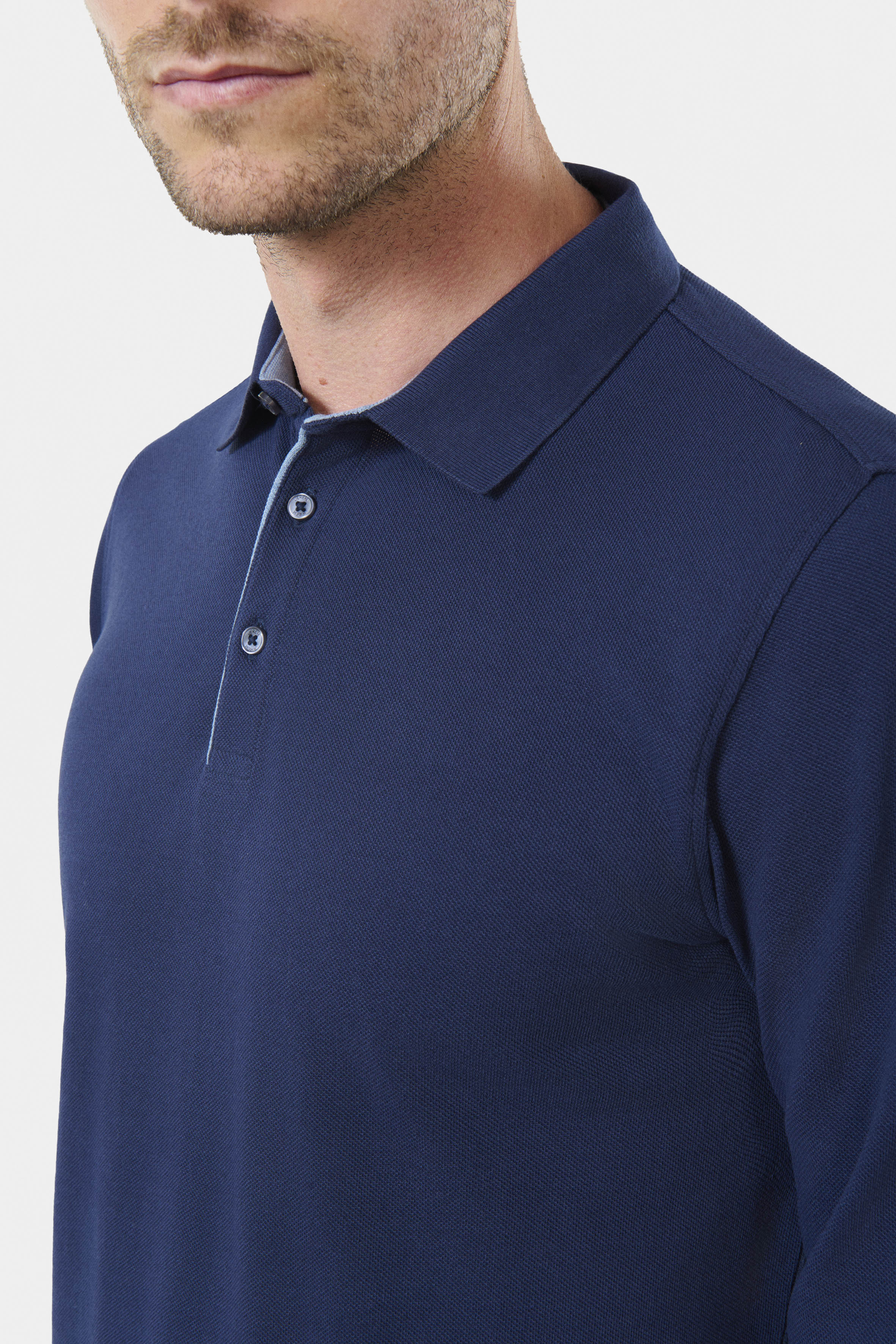 ligne jerem casual 
 col classique 
 fermeture à 3 boutons 
 ligne fine contrasté sur patte de boutonnage 
 manche longue 
 bas de manche en bord cùte 
 fente cùté contrasté