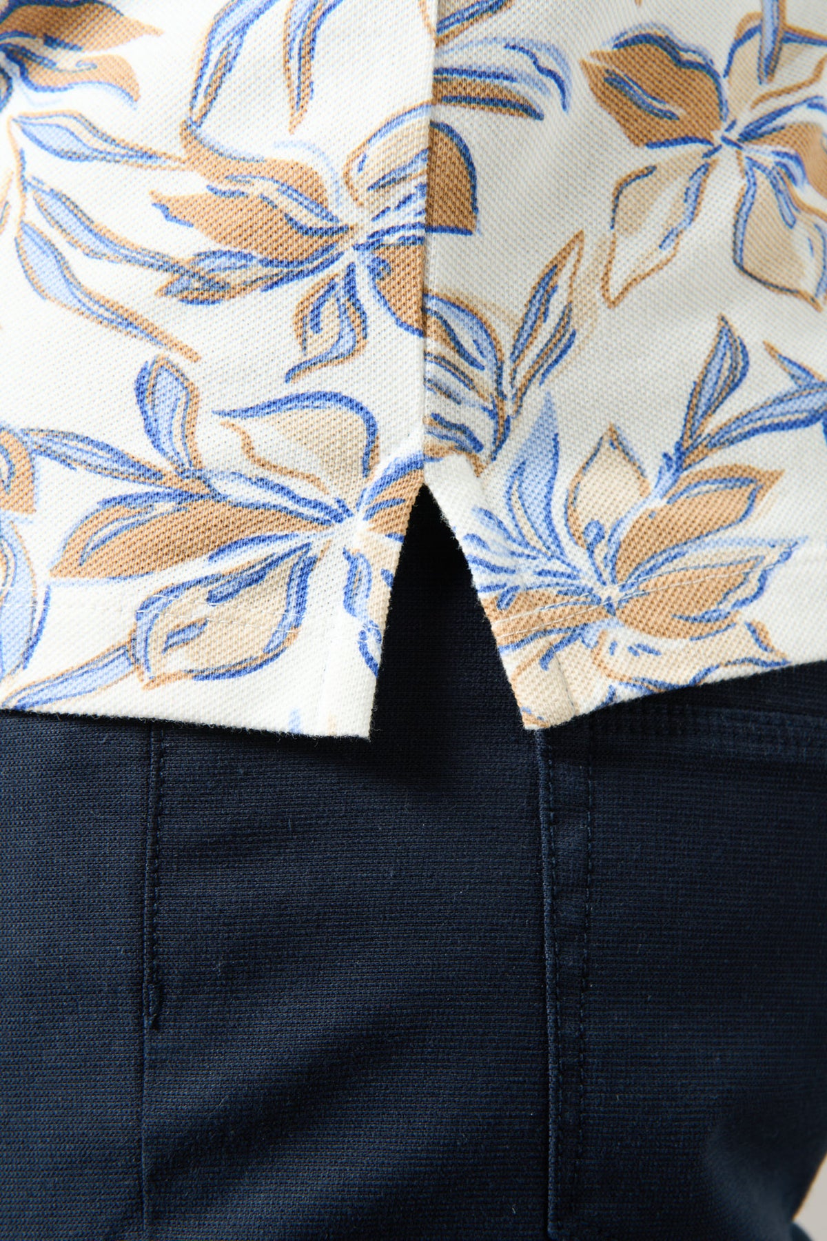 Piqué de coton motif fantaisie avec col chemise manches courtes — Polo vadel Jerem, coupe confortable, col chemise