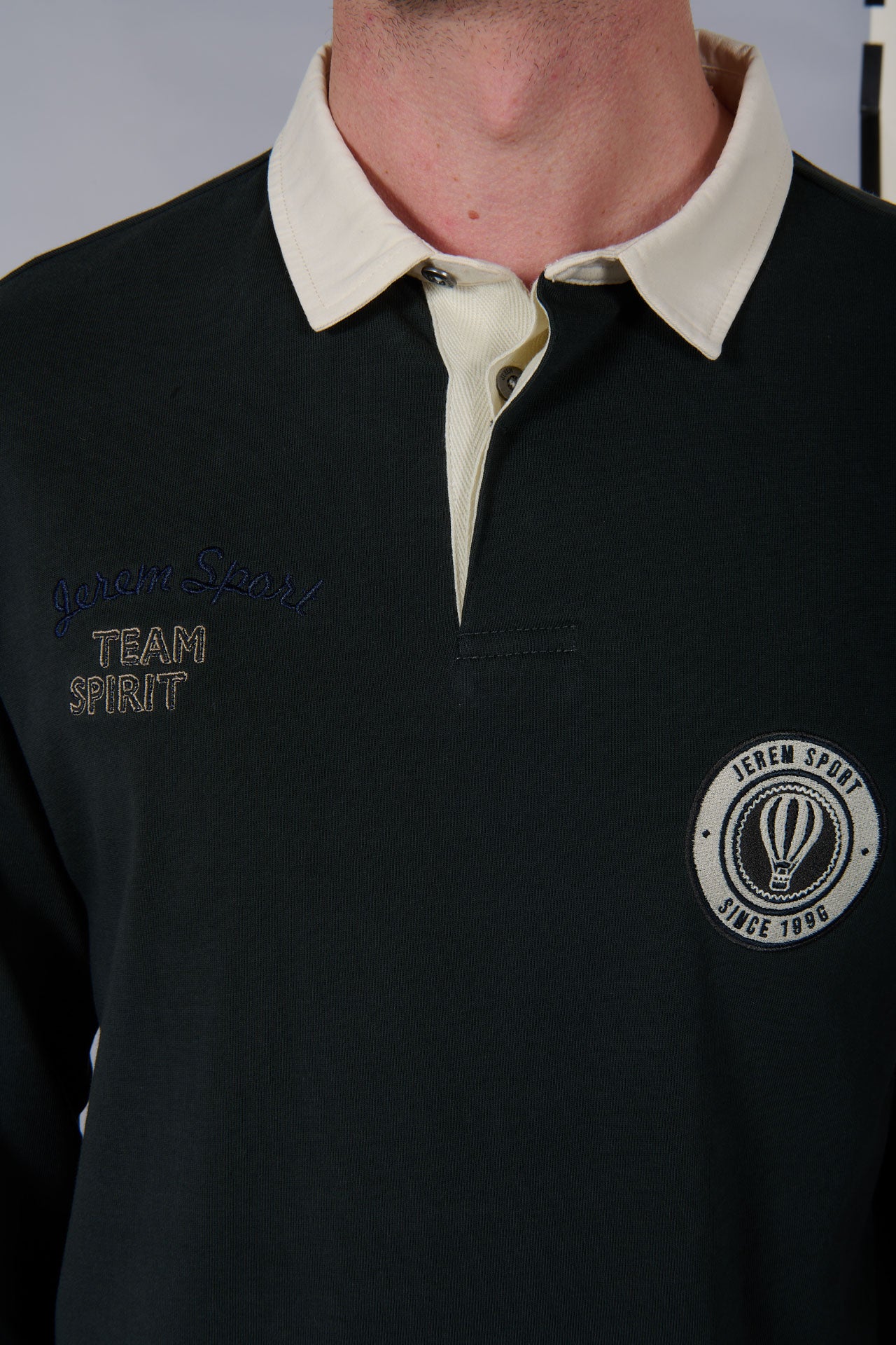Polo rubby con escudo bordado de Jerem, cuello clásico vista 7