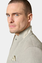 ligne jerem casual 
 coupe droite pour une silhouette élancée 
 ce tissu natté stretch est respirant et moins sujet au froissement 
 col cranté à pin’s 
 simple boutonnage 
 ...