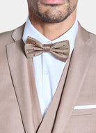 ligne toofashion 
 coupe ajustée pour un style moderne 
 revers en pointe et boutonnage simple 
 poches à rabat ornées d’une poche ticket discrète 
 les boutons de poignet se...