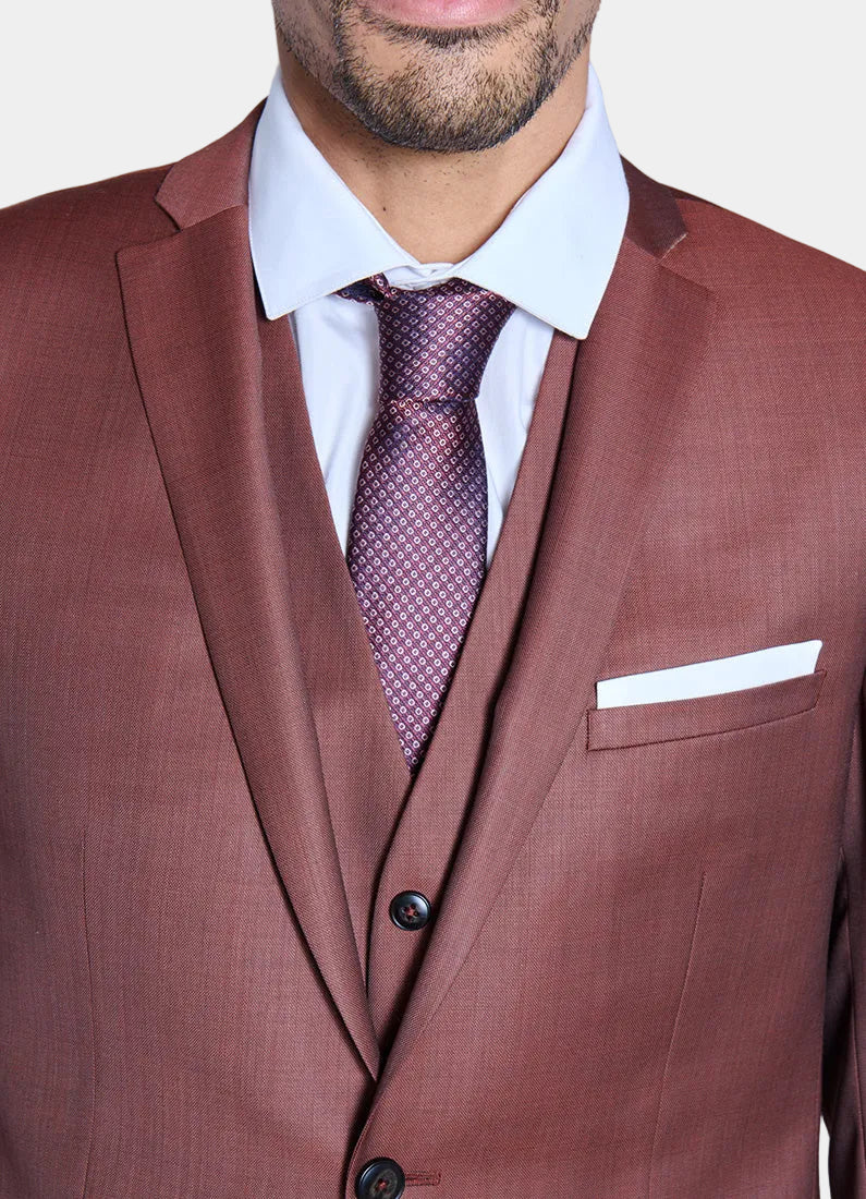 ligne toofashion 
 coupe ajustée pour un style moderne 
 revers en pointe et boutonnage simple 
 poches à rabat ornées d’une poche ticket discrète 
 les boutons de poignet se...