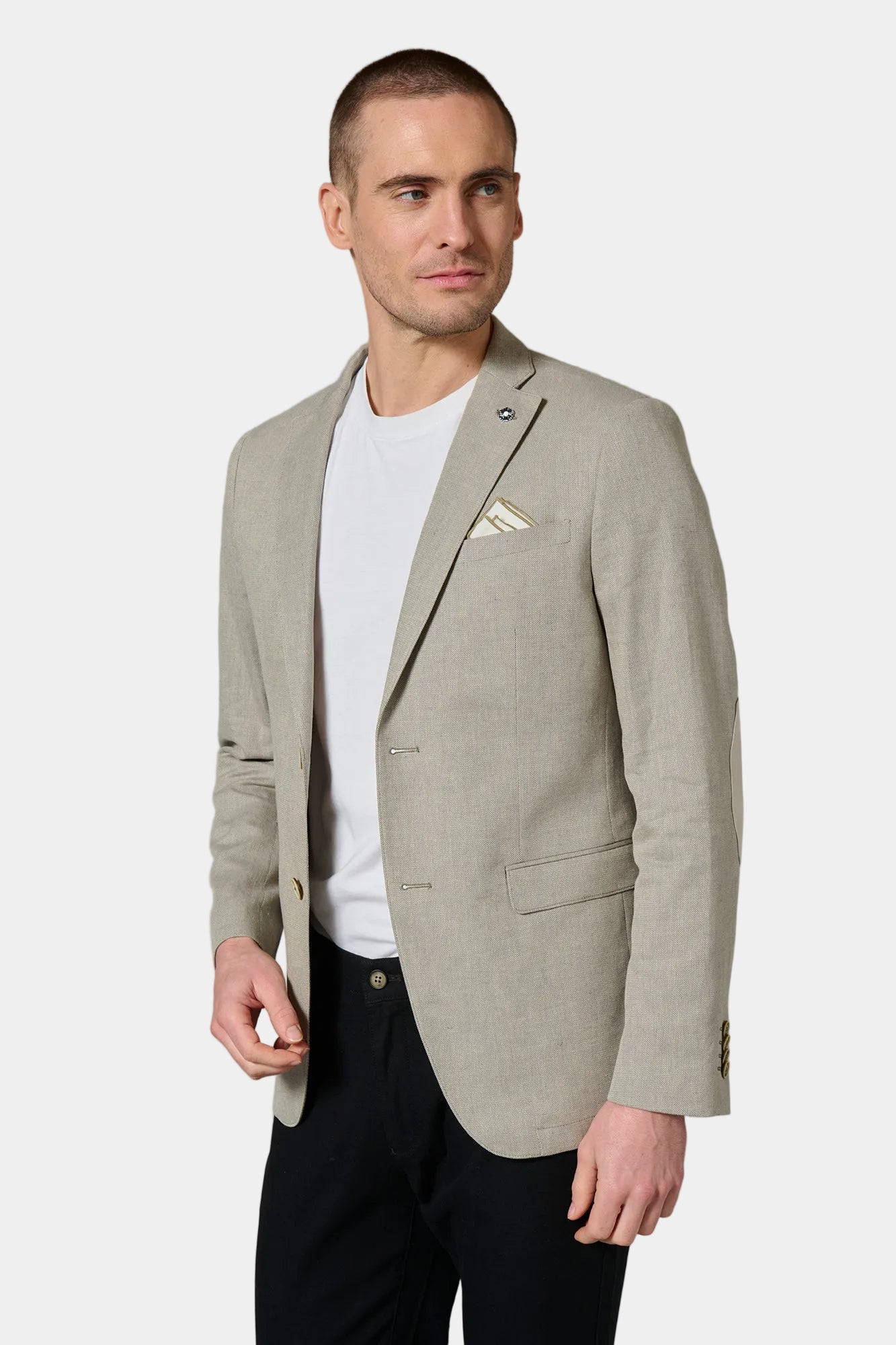 ligne jerem casual 
 coupe droite pour une silhouette élancée 
 ce tissu natté stretch est respirant et moins sujet au froissement 
 col cranté à pin’s 
 simple boutonnage 
 ...