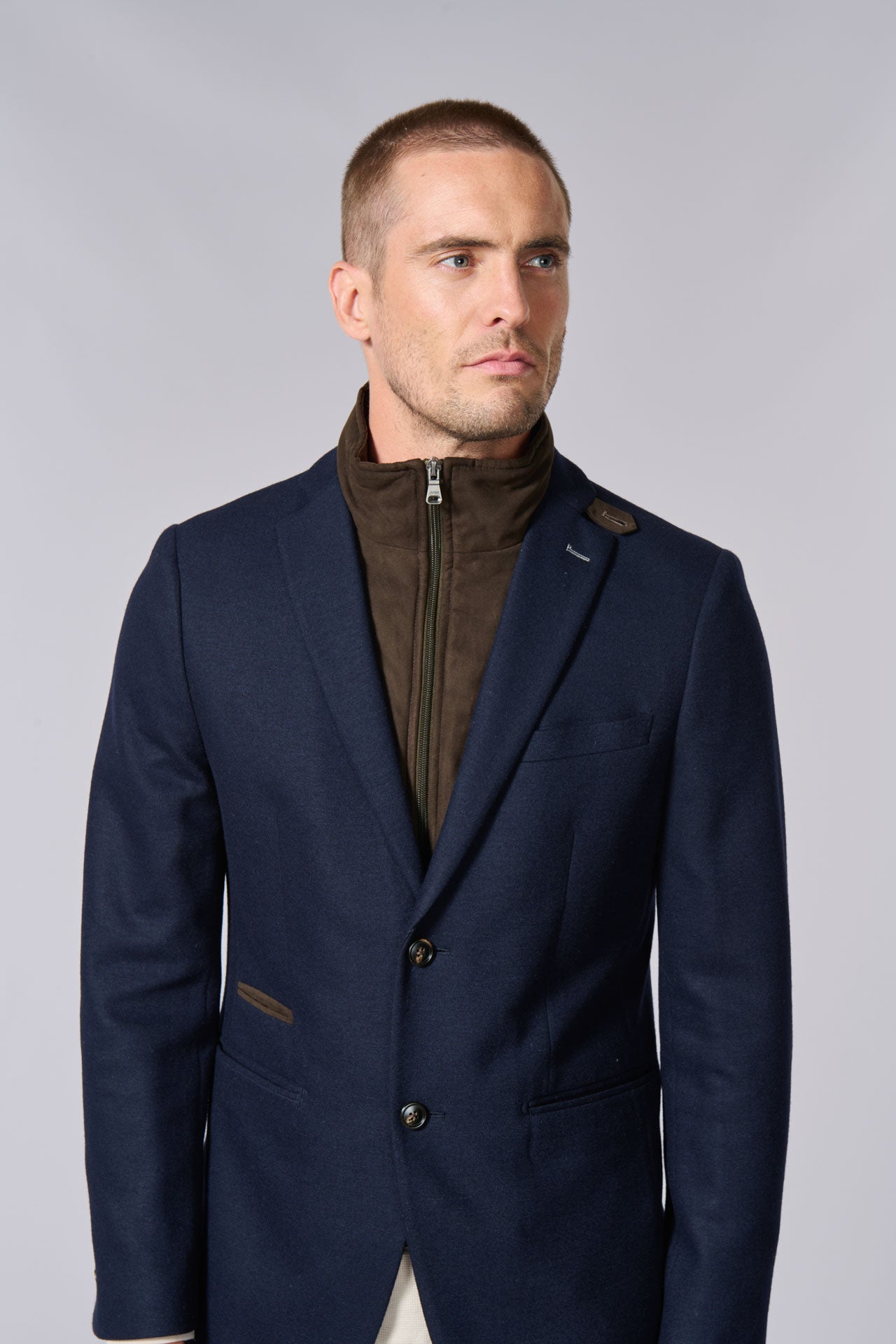 Laine brossée et plastron amovible en suédine — Veste Jerem, poche poitrine, boutons de poignet