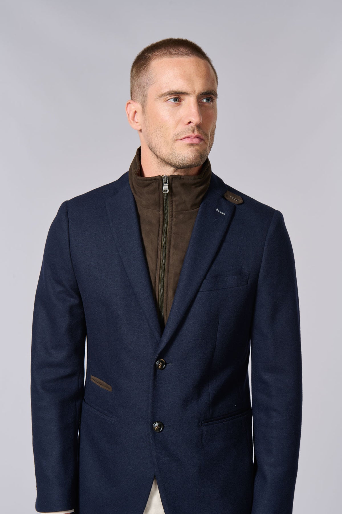 Laine brossée et plastron amovible en suédine — Veste Jerem, poche poitrine, boutons de poignet
