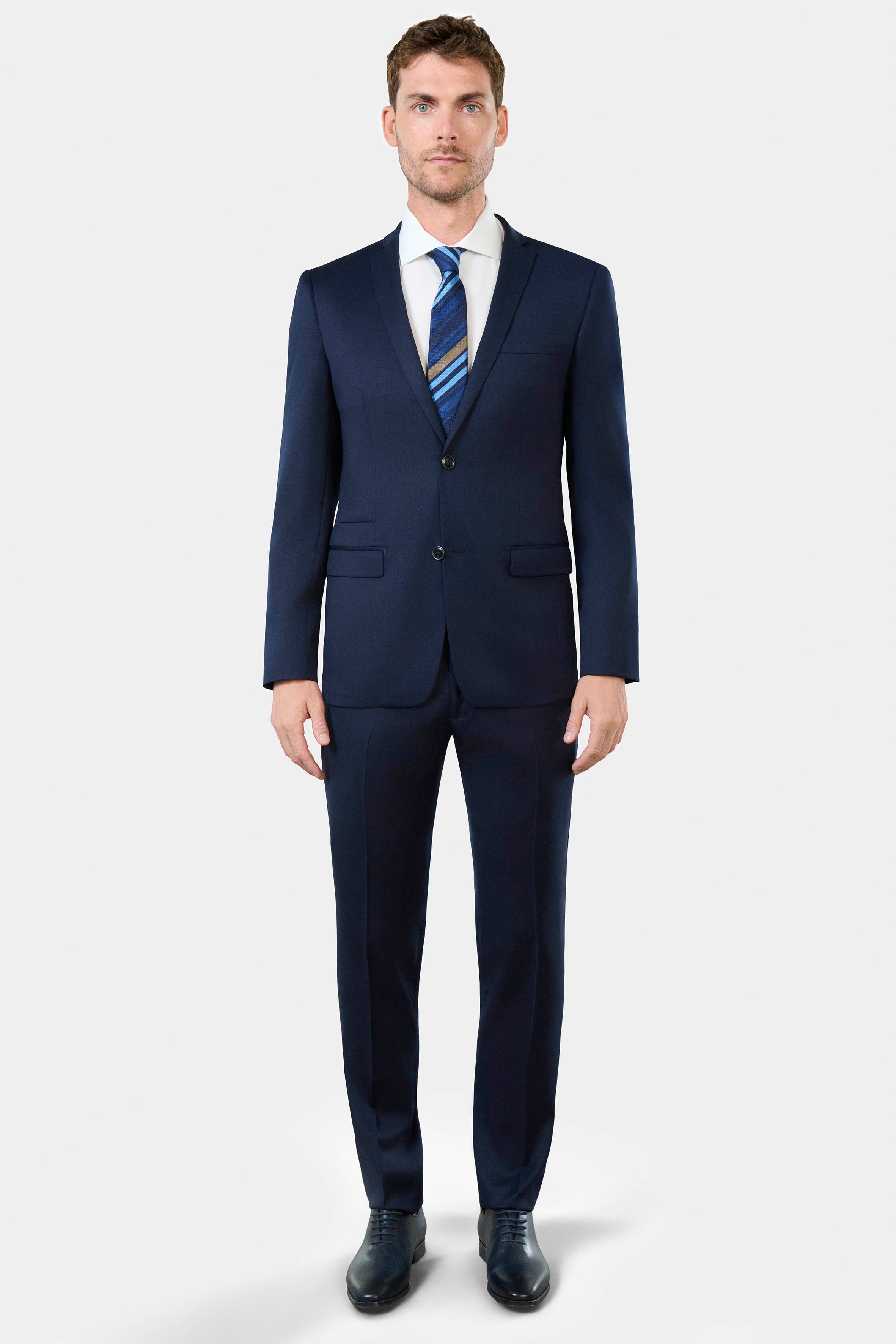 ligne toofashion 
 coupe ajustée pour un style moderne 
 le sergé de laine vierge finesse super 120’s à la finition ´ natural stretch ª assure un tombé et un confort exceptio...